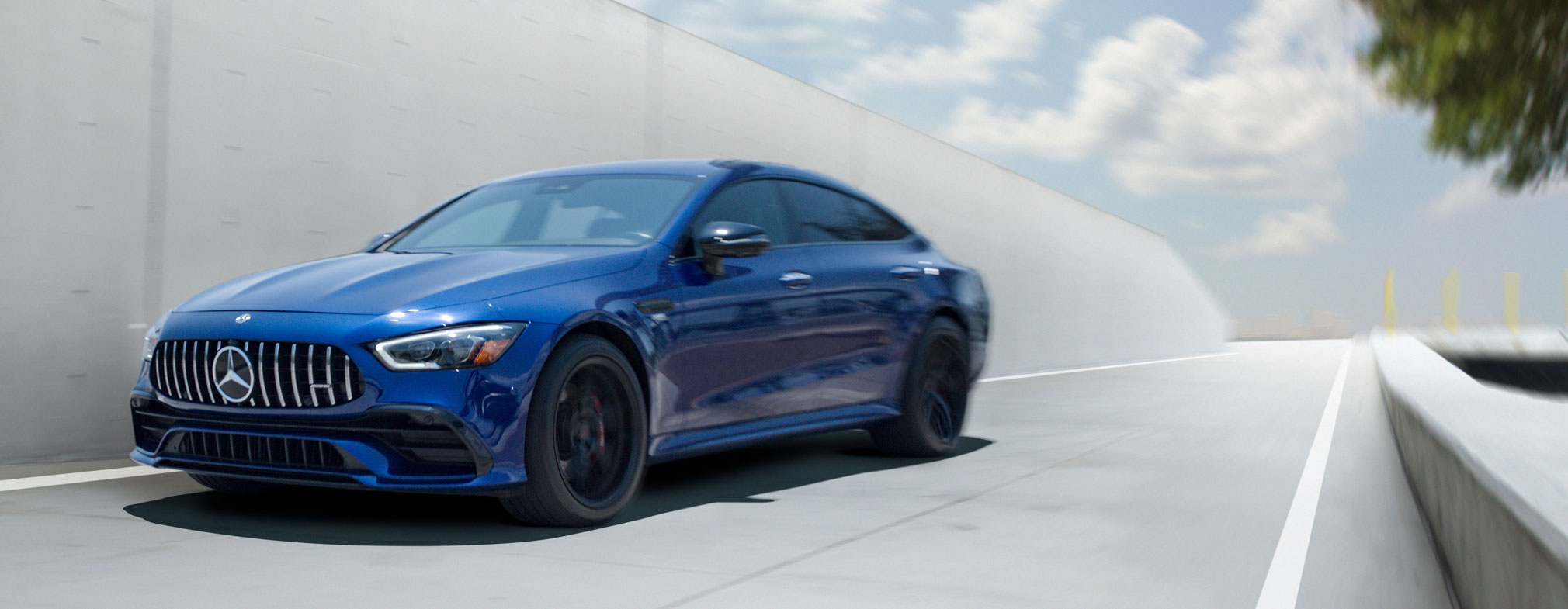 La película de protección de pintura Reaction de SunTek protege un Mercedes azul contra el desgaste normal.